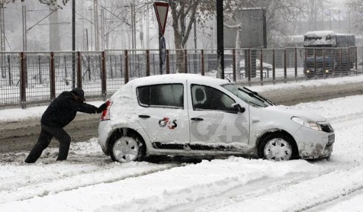 Automobil zaglavljen na putu.jpg Automobil zaglavljen na putu.jpg